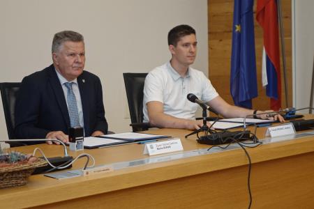 PODPIS POGODBE ZA NAKUP MOŠTVENIH VOZIL - Foto- Tine Šubic_05